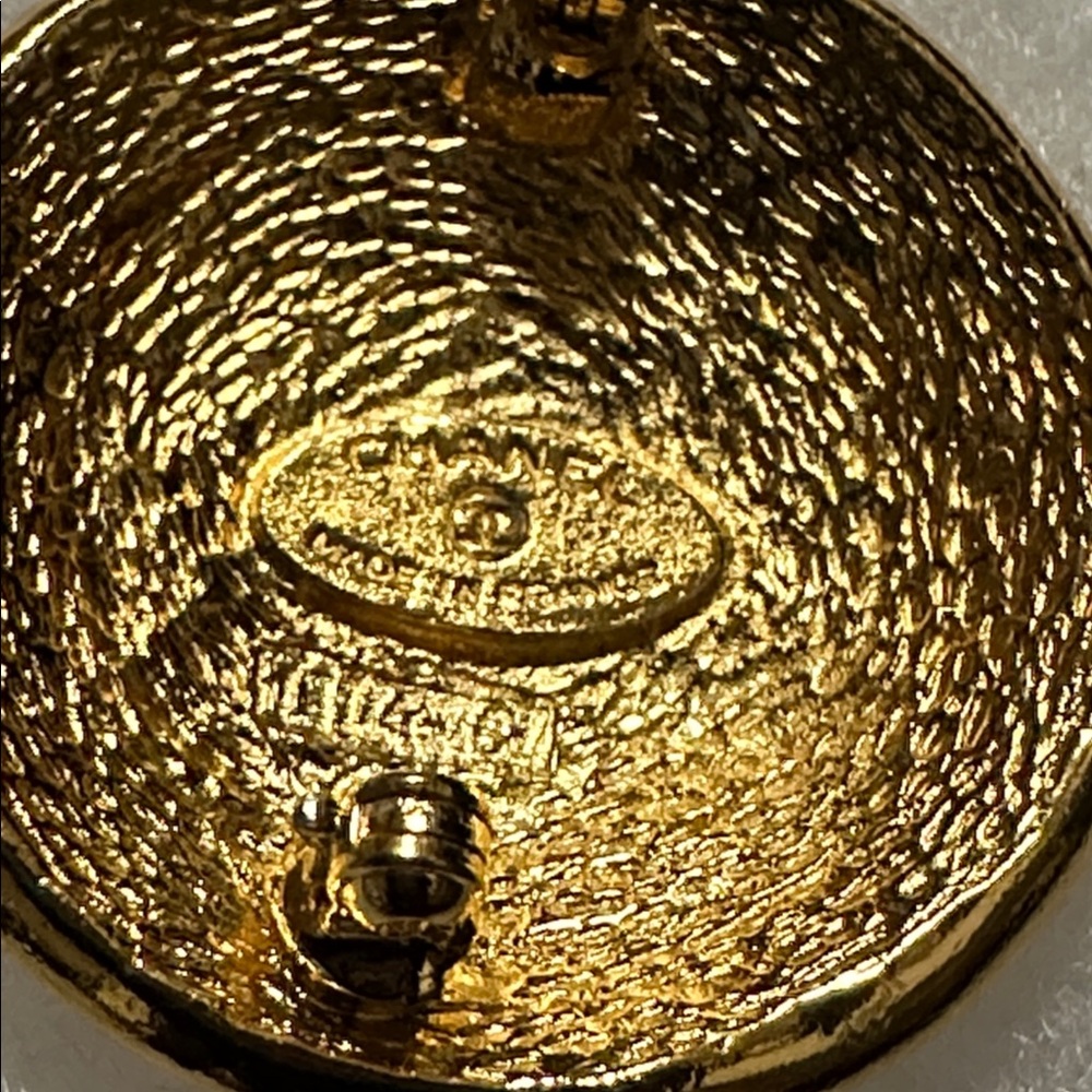 CHANEL Gold Textured Brooch - Picture 3 of 3